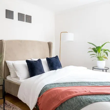 Riverside Two Bedroom Apartment In Canary Wharf